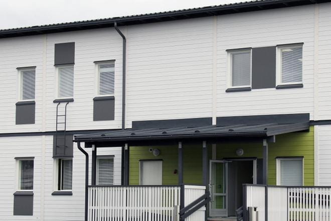 Kaupunginvaltuusto käsittelee Alahärmän liikuntahalliasian uudelleen. – Alakoulurakennus on todettu käyttökelvottomaksi, se on mielestäni hyvä purkaa. Sitten koulun piha antaisi uudet mahdollisuudet hallin sijoittamiselle, sanoi valtuutettu ja kaupunginhallituksen jäsen Jari Välikangas. Kuvassa on alakoulun väistötila. KUVA: MIA KÄRKKÄINEN