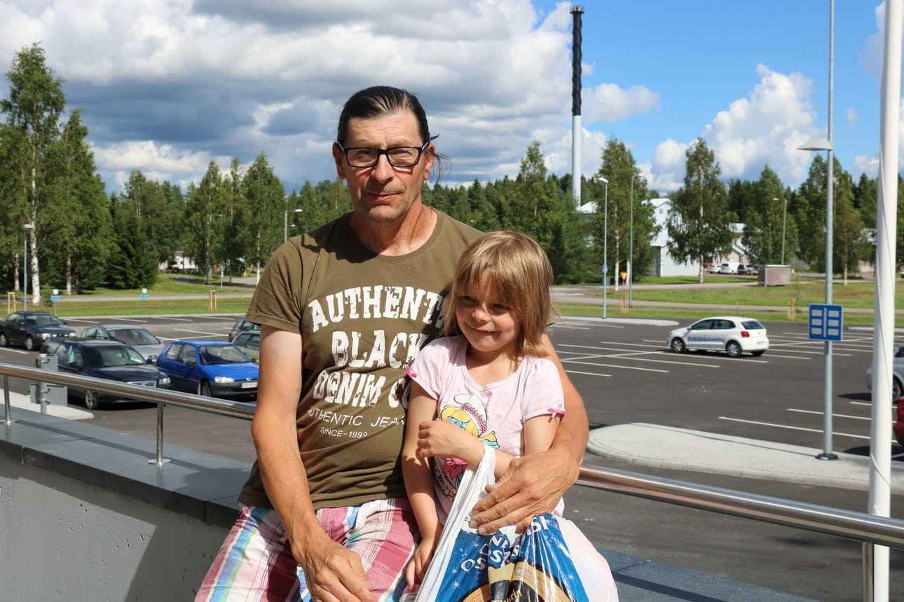 Martti Jylänki tuli uimaan tyttäriensä Midan ja Tildan kanssa. Jylängit ovat innokkaita uinnin harrastajia ja odottivat avajaispäivää koko perheellä.