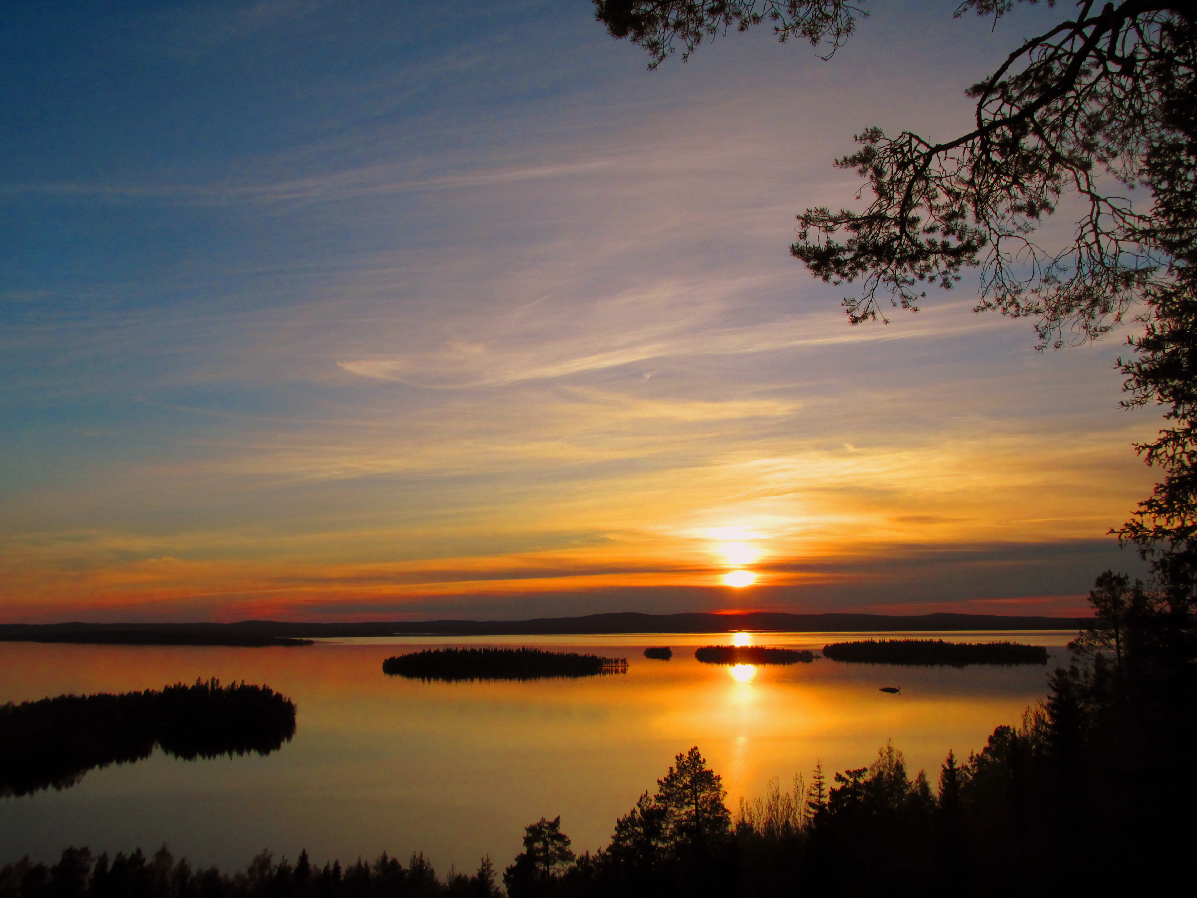 Ilta-auringon laskiessa