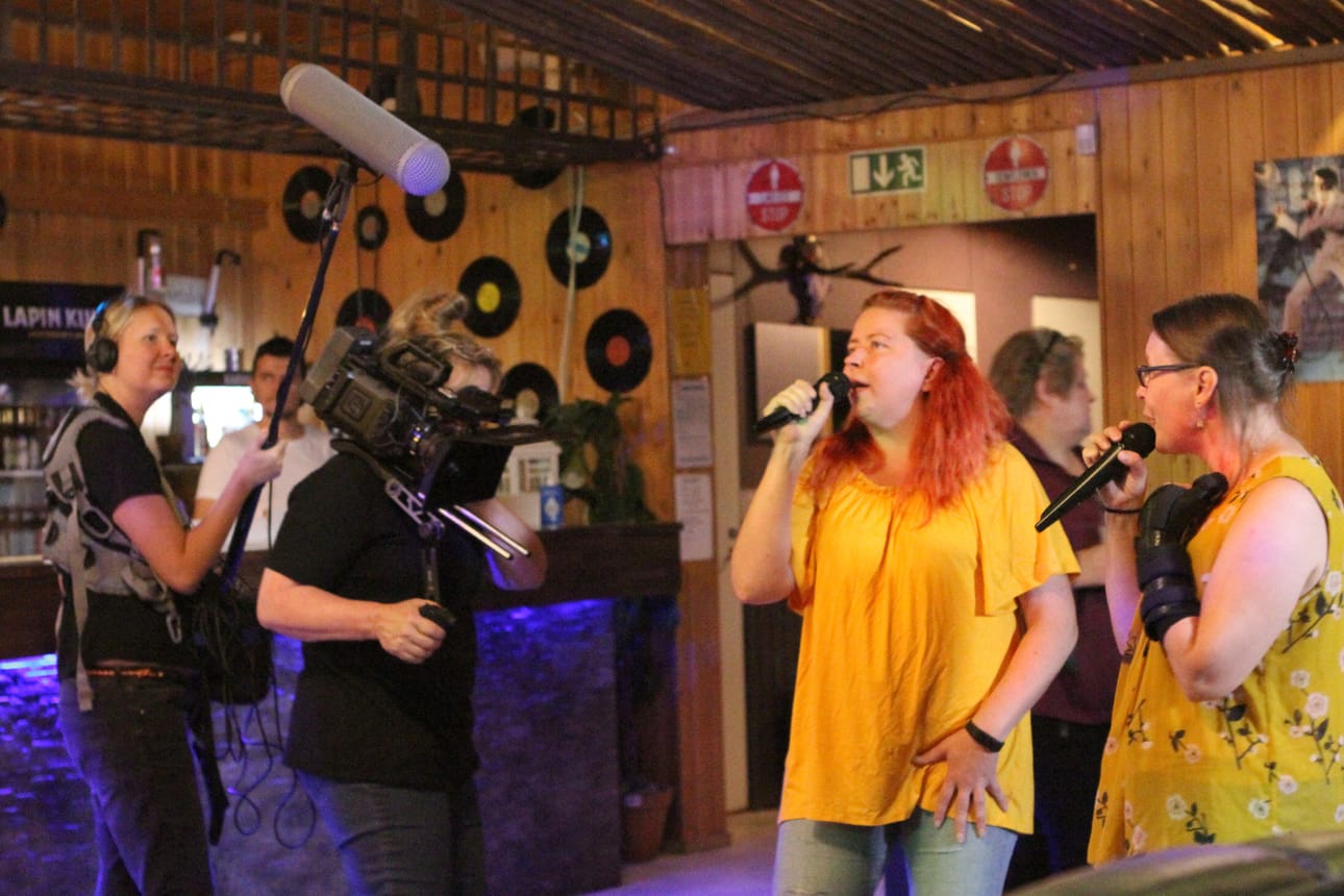 Piippolassa kuvattiin pari viikkoa sitten Karaoke-ilmiö elokuvaa. Kuvauksia tehtiin Kairanmaatalolla, Shellillä ja Redtowerissa. Duona laulamassa Päivi Väntänen ja Sanna Toppinen.