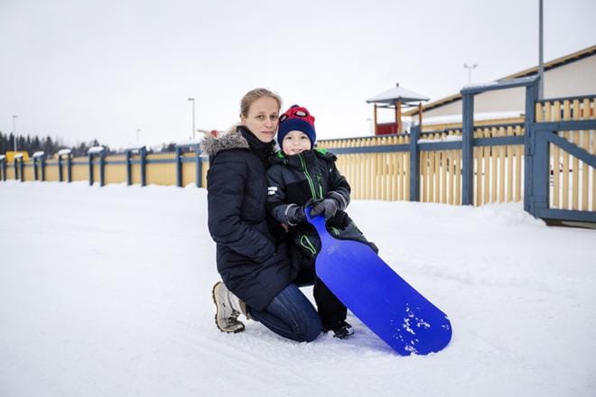 Kertunlaaksossa asuvan Maria Meriläisen mielestä uusi koulu olisi positiivinen juttu. Jonne Meriläinen, 4, käy hoidossa Kertunlaakson päiväkodissa. KUVAT: KRISTA LUOMA