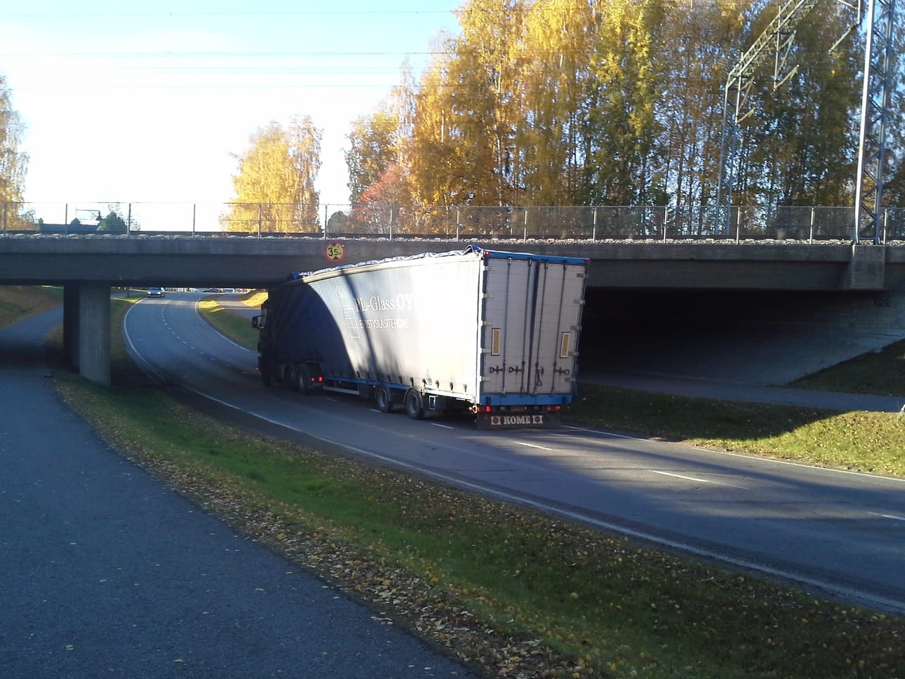 Rekka ajoi liian matalan sillan alle Limingassa.