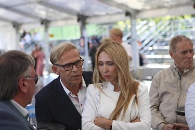 Miljonääri Toivo Sukari oli saapunut yhdessä kihlattunsa Nadja Eerolan kanssa Seinäjoelle. Sukari osallistui Tangomarkkinoilla pidettyyn yrittäjäfoorumiin. KUVA: EELIS RYTKÖNEN
