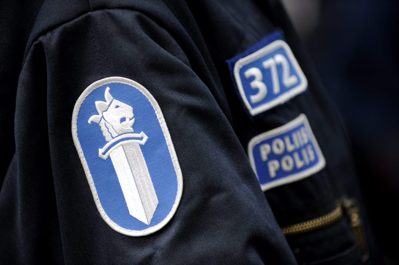 Noin 60-vuotiasta miestä syytetään poliisien murhan yrityksestä.