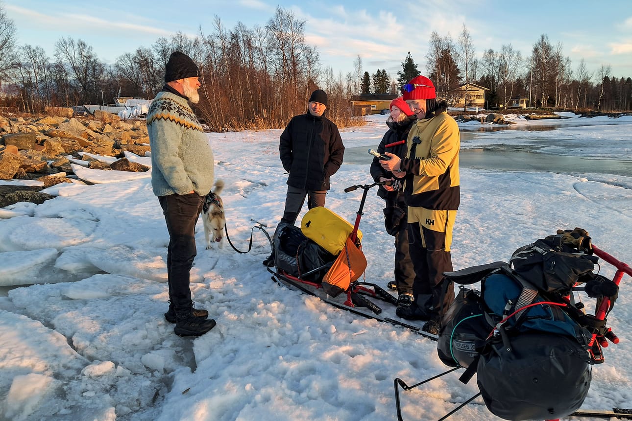 Kemissä Paavonkarin satamassa Juho Karhua ja Sohvi Kangasluomaa oli ottamassa vastaan Mika Ahonen ja Mika Törmälä purjehdusseuran nimissä.