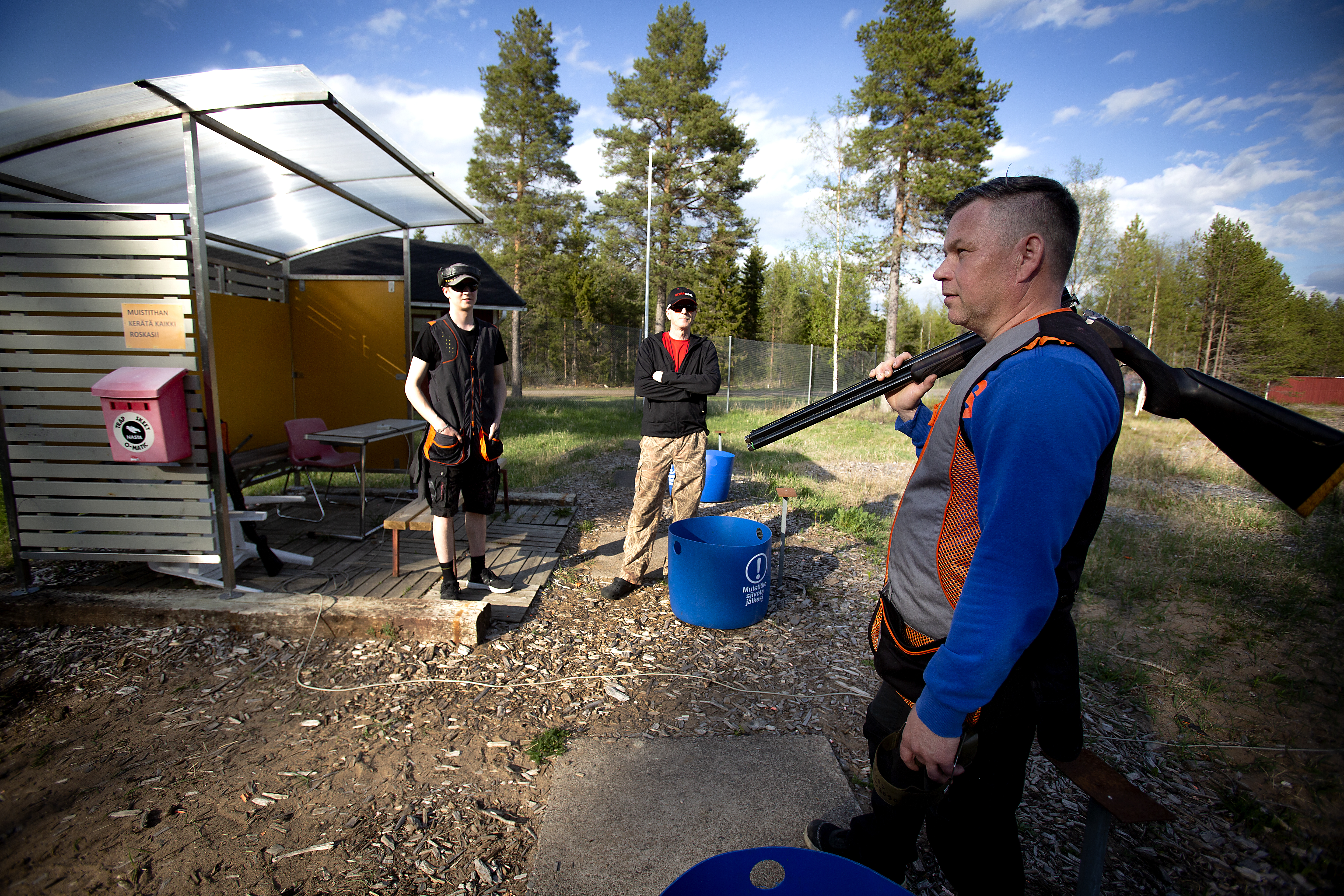 Jani Röning, Juha Pikkarainen ja Jussi Fors toivovat, että ammuntoihin saataisiin lisää porukkaa. Joka harjoitukseen tarvitaan virallinen ammunan valvoja.