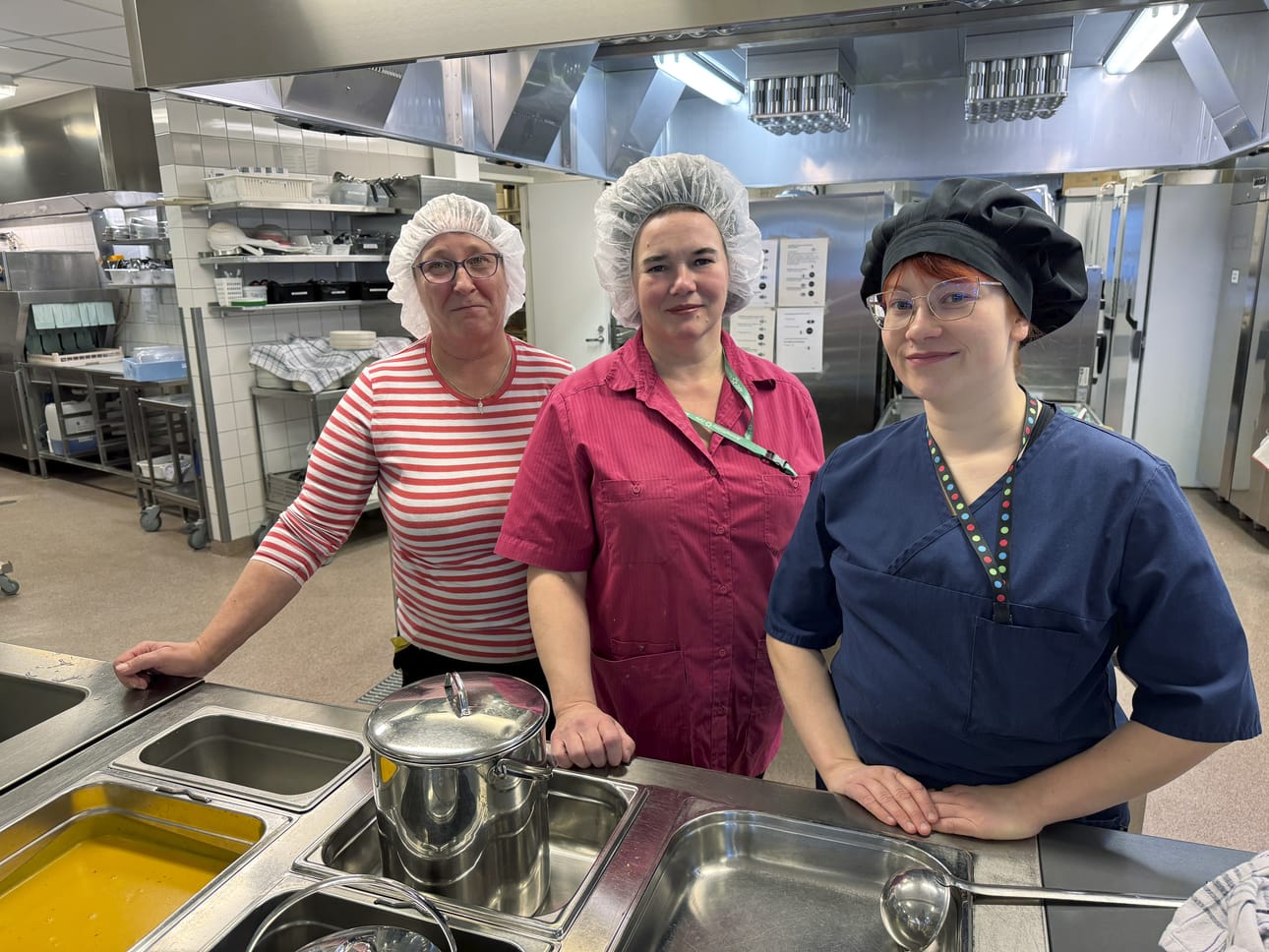 Merijärvi ei ole mukana PPE-Köökissä, vaan ruoka tehdään Kilpukan keittiöllä. Keittiöllä työskentelevät ravitsemistyöntekijät Kirsi Jutila (vas) ja Päivi Saukko sekä ateria- ja puhdistuspalvelupäällikkö Laura Sorvoja.