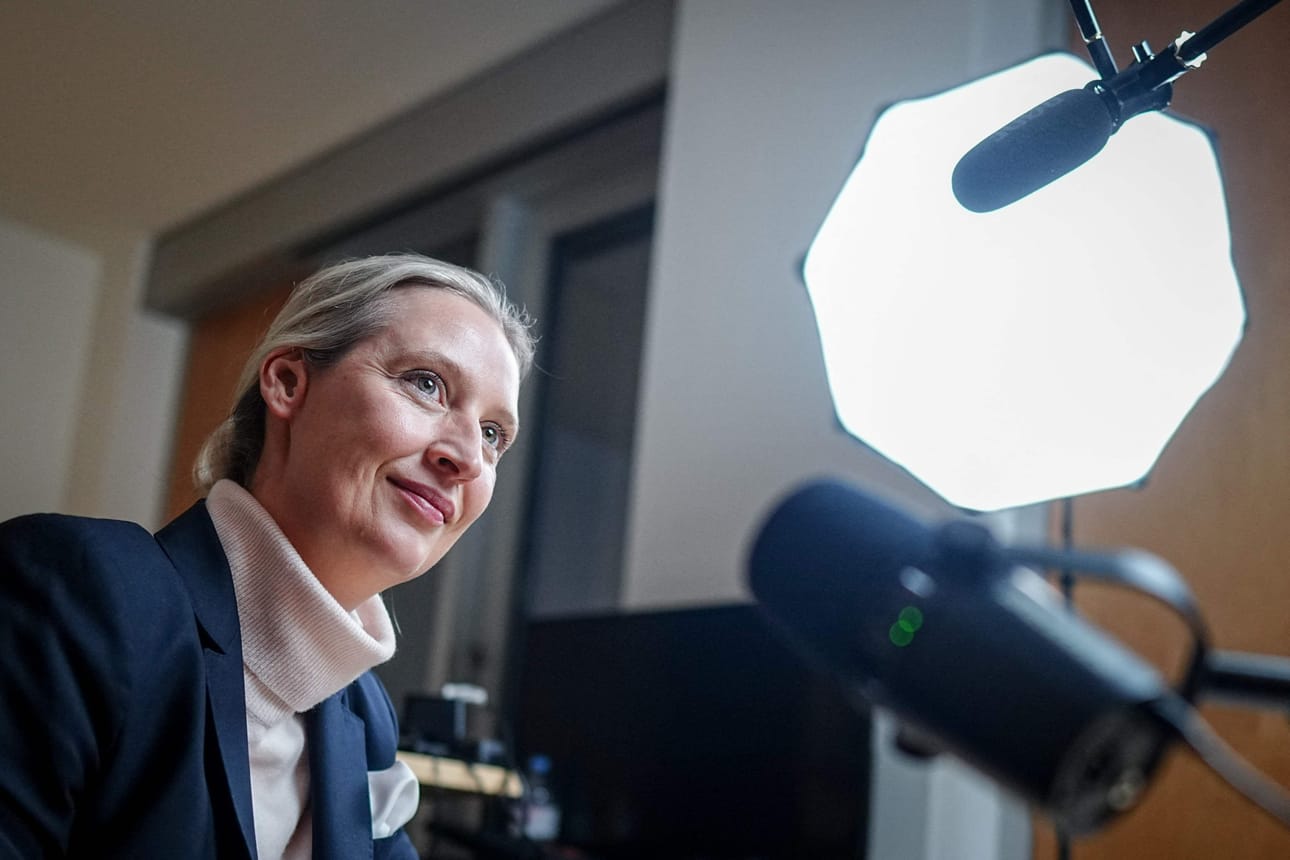Saksan laitaoikeistopuolue AfD:n johtaja Alice Weidel kuvattuna toimistossaan Berliinissä ennen livekeskustelua. LEHTIKUVA/AFP