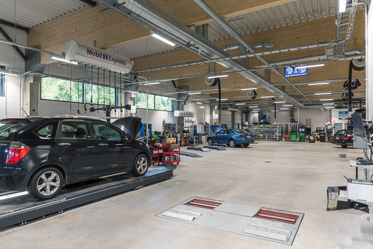 Uusi korjaamo on nykyaikainen ja tilava. Korkeampaan ja suurempaan halliin mahtuu entistä enemmän ja suurempia autoja samaan aikaan.