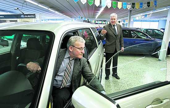 Automyyjä Eero Loukkolan (edessä) ja kauppias Voitto Saarnion esimies-alainen -suhde, kahden miehen myyntitiimi, toimii hyvin. Yhteistyötä vaaditaan yhtä lailla liikkeen järjestelytöissä kuin lumisen aamun pihahommi