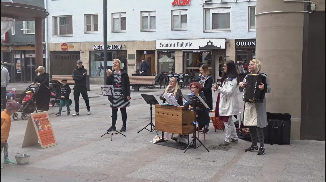 Lastenlaulukadun säveliä Rotuaarilla
