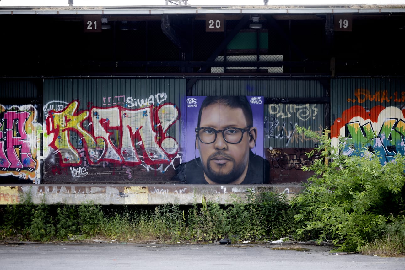 Oululainen graffititaiteilija Oskari Tuohimaa maalasi sunnuntaina Seinäjoella graffitin Paavo Arhinmäestä. Arhinmäki jäi juhannuksena kiinni laittoman graffitin maalaamisesta Helsingissä.