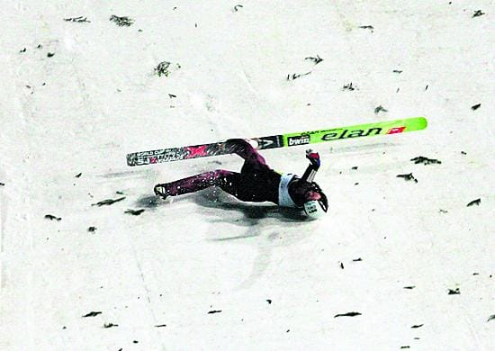 Jan Mazoch kaatui toisen hyppynsä pahan näköisesti Zakopanessa.