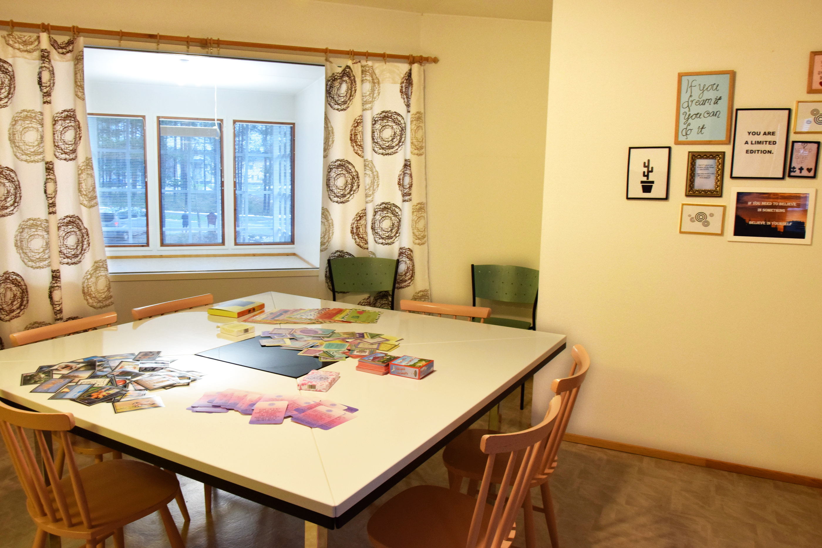 Talon yläkerrassa on huone, jota voidaan hyödyntää nuorten kanssa työskentelyyn.