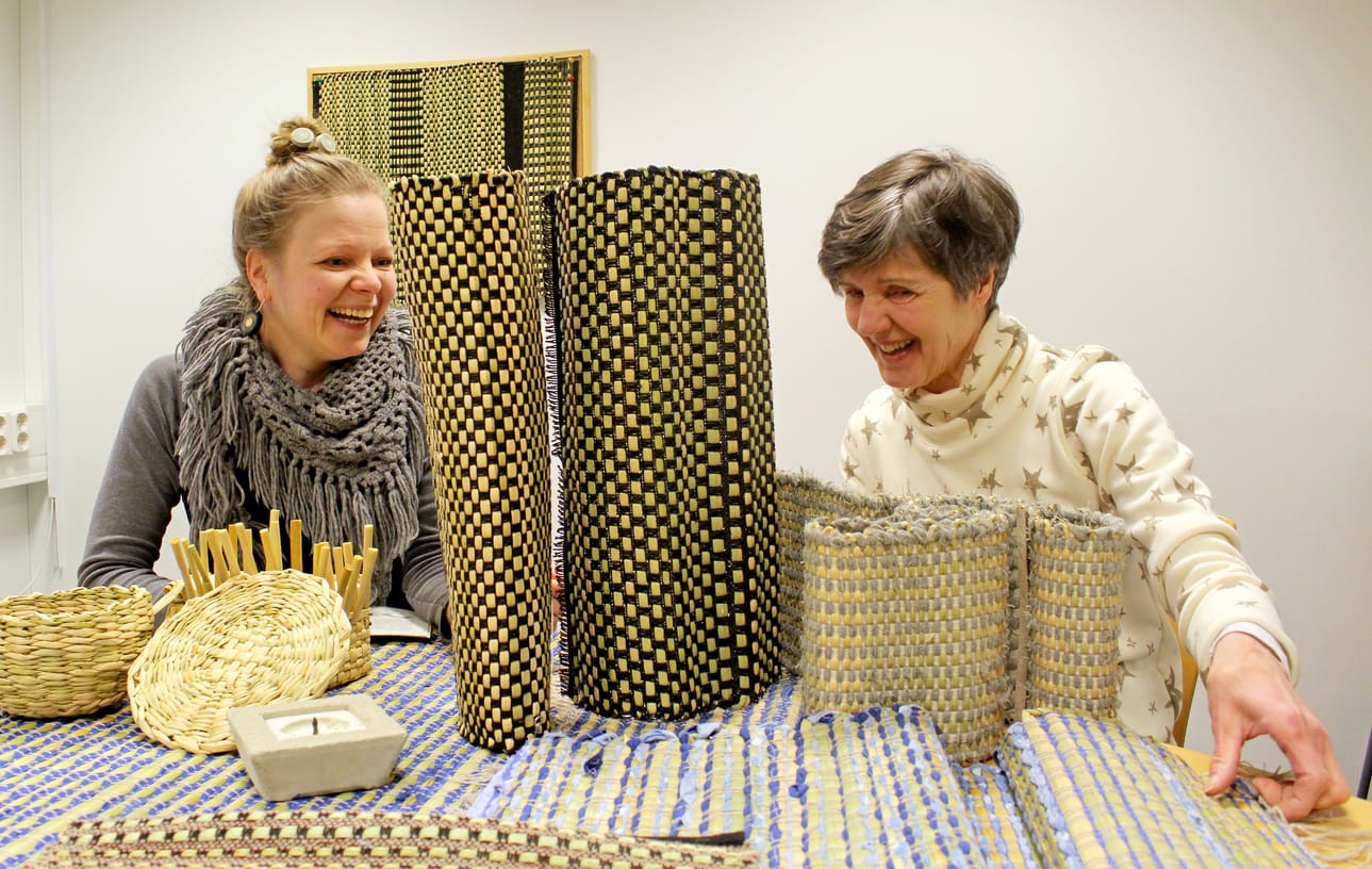 Johanna Riepula ja Kaarina Konola ovat tutustuneet järvikaislaan pohjamutia myöten ja toteavat sen sisältävän niin paljon mahdollisuuksia, että pelkällä pintaraapaisulla ei niitä pääse eteenpäin työstämään. Jatkohankkeelle olisi siis tilausta esimerkiksi käsityöläismatkailua ajatellen.