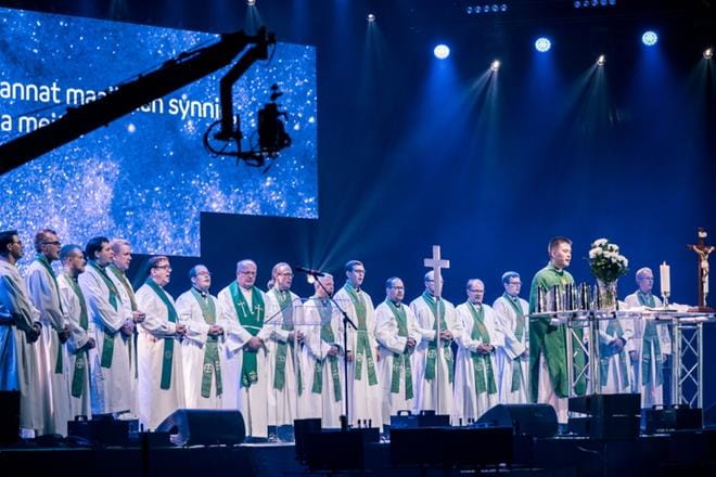 Turussa järjestetyn Maata näkyvissä -festivaalin jumalanpalvelukset toimitti noin kolmekymmentä miespappia ja maallikkoa. Järjestäjänä toimiva Suomen luterilaisen evankeliumiyhdistys (Sley) noudattaa perinteistä virkakäsitystä, jonka mukaan vain mies voi toimia pappina. KUVA: MAATA NÄKYVISSÄ