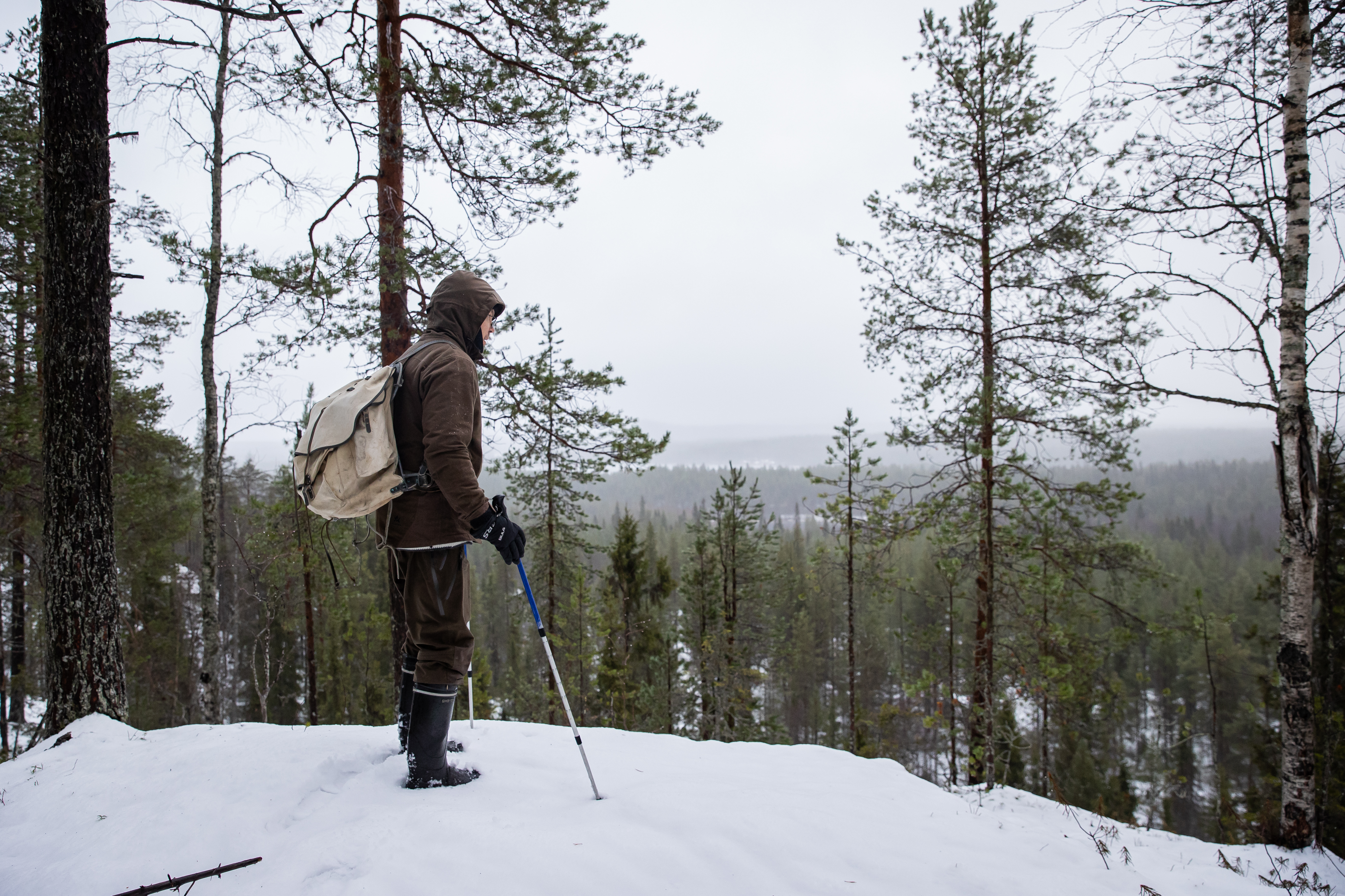 Polku johtaa jyrkän rinteen päälle, josta lähdetään laskeutumaan kohti Halosen uunia. Taustalla näkyy Lukkolainen -niminen vesistö.
