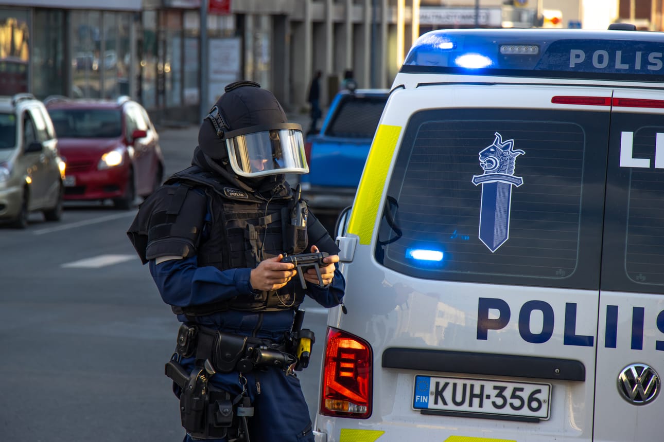 Poliiseilla oli luotisuojavarustus ja osalla konepistoolit esillä Kemin keskustan operaatiossa tiistai-iltana.