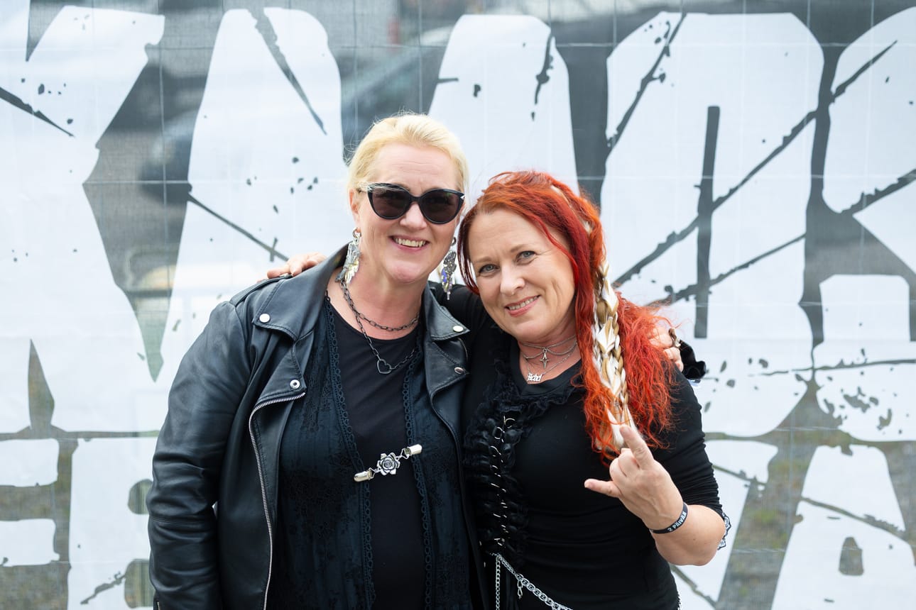 Helsinkiläinen Miia ja mustasaarelainen Tanja pitävät siitä, että tuntemattomat juttelevat festareilla keskenään.