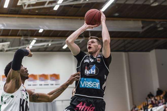 Karhu Basket tavoittelee toista peräkkäistä SM-kultaa. Gregory Mangano oli kaatamassa KTP:n Kevin Langfordin joukkuetta. KUVAT: ERKKI HAUTAVIITA