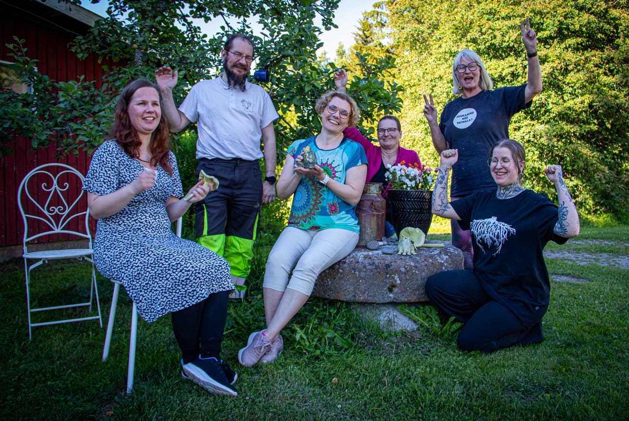 Alatemmesläiset yrittäjät Hanna Martikainen, Hannu Luukinen, Pauliina Pakaslahti, Satu Pietilä, Tiina-Mari Pietilä sekä Halla Greus ovat havainneet yhteistyön sujuvan hyvin tulevaa kesätapahtumaa järjestettäessä.