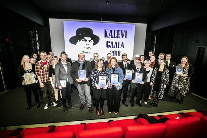 Osa Kalevi-gaalassa palkituista kokoontui juhlan jälkeen yhteiskuvaan. Eteläpohjalaisen elokuvan Hall of Fameen valittu näyttelijä Hannu-Pekka Björkman keskellä. KUVA: KRISTA LUOMA