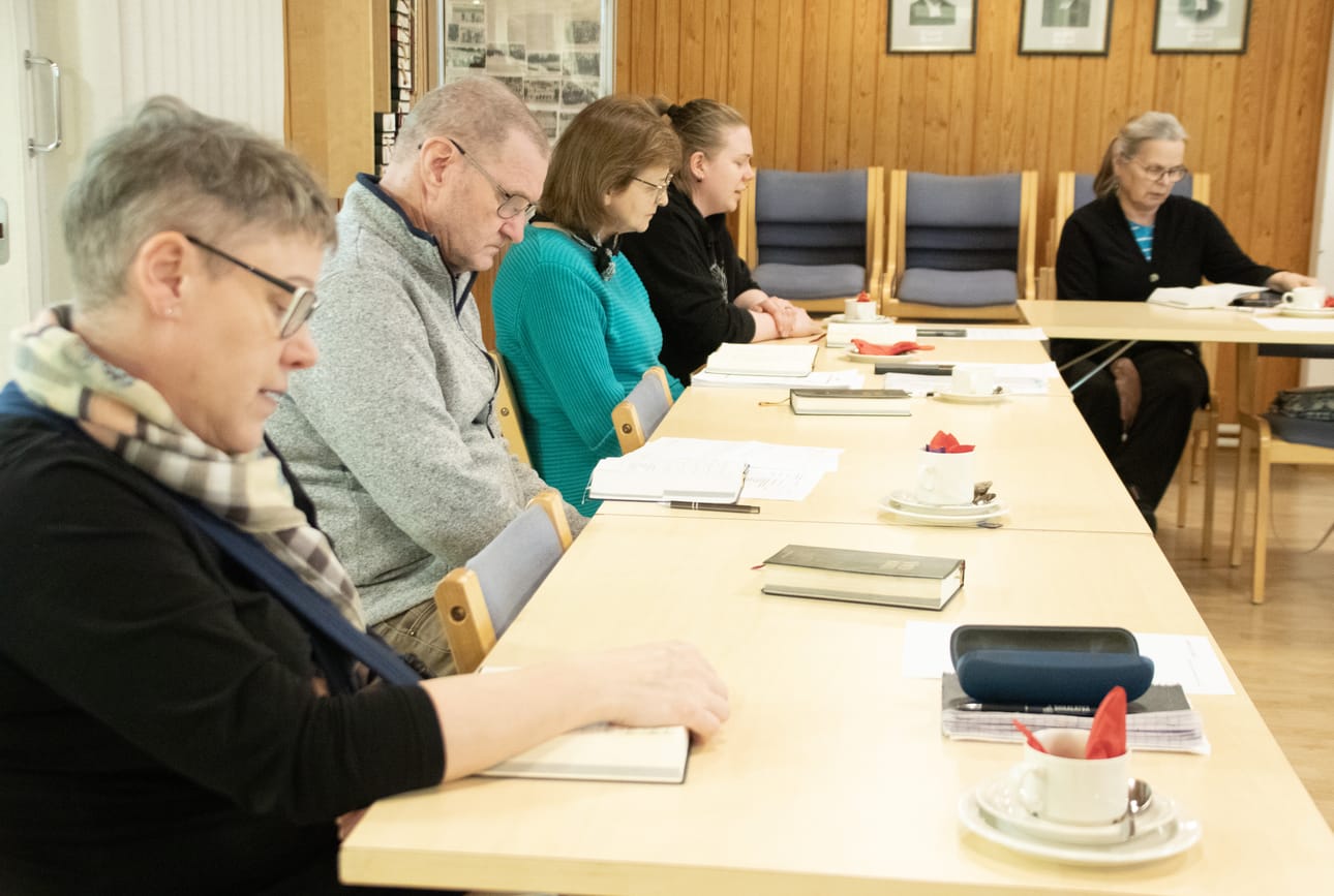 Seurakuntien nykyisten kirkkovaltuustojen toimikausi päättyy marraskuussa pidettäviin vaaleihin. Kuvassa Siikalatvan seurakunnan nykyisistä valtuutetuista Susanna Jarva, Risto Nieminen, Aino Marttila, Alexandra Ryky ja Anne Yrttiaho.