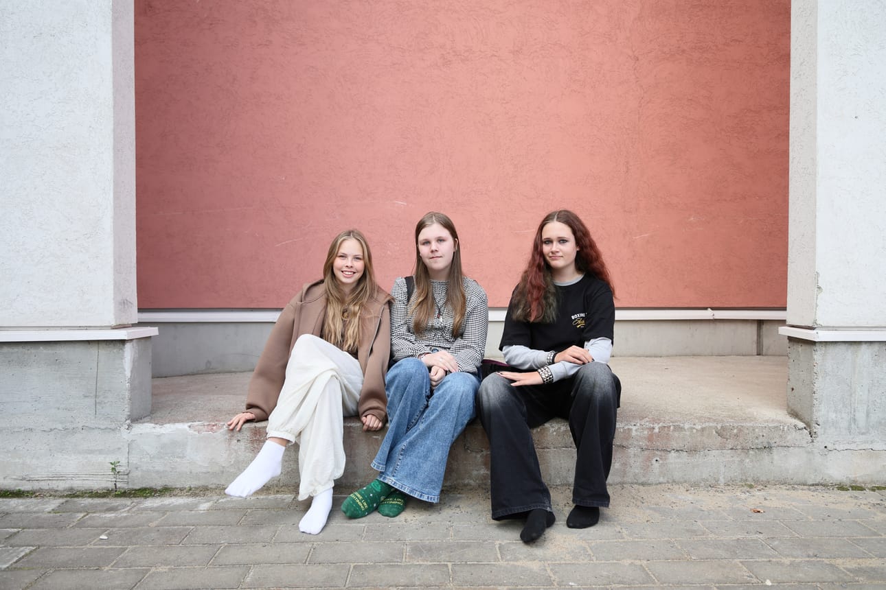Lumi Keski-Korsu, Lotta Autio ja Isabella Niemi kertovat olevansa suhteellisen maltillisia puhelimienkäyttäjiä. Heillä kaikilla on sen verran paljon muutakin tekemistä ja harrastuksia, ettei puhelimen selailuun jää loppupeleissä hirveästi aikaa.