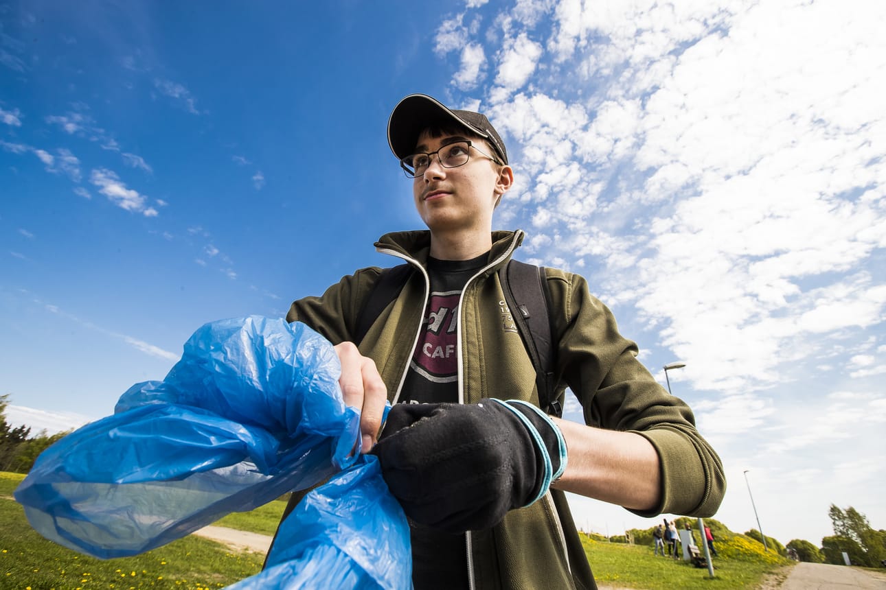 Esko Kastelli, 14, oli kerännyt lyhyessä ajassa kunnioitettavan määrän tupakantumppeja.