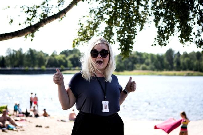 Toimittaja Jenny Mäkinen jututtaa vaasalaisia kauniilla Hietasaaren uimarannalla tiistaina. Kuva: Outi Neuvonen