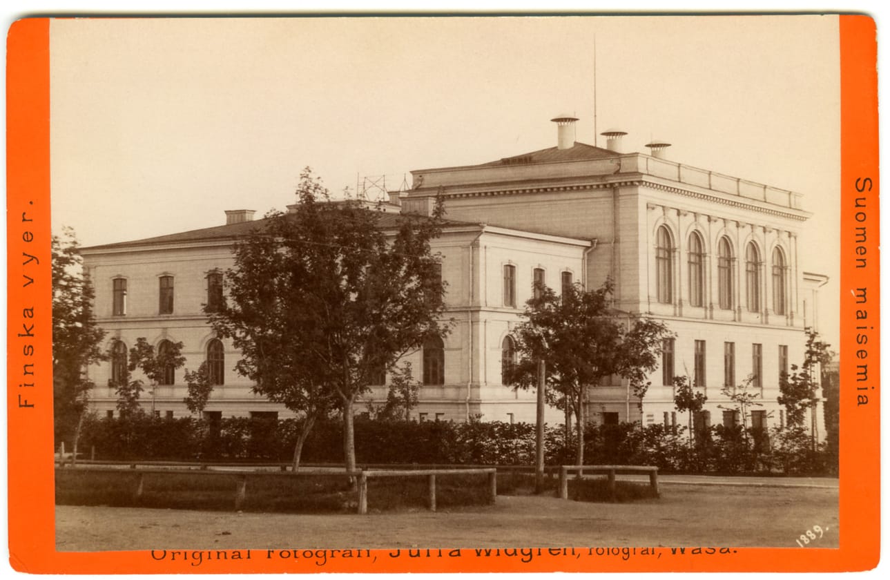 Vastavalmistuneen Vaasan kaupungintalon itäfasadi. Arkistokuva vuodelta 1889.