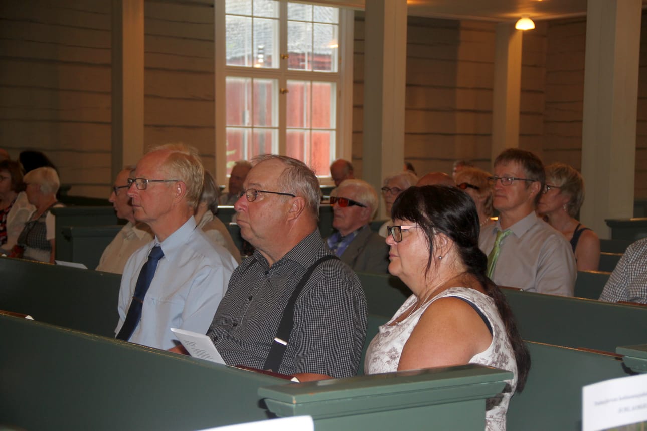 Kotiseutujuhla siirrettiin sateen uhkan vuoksi museolta kirkkoon.