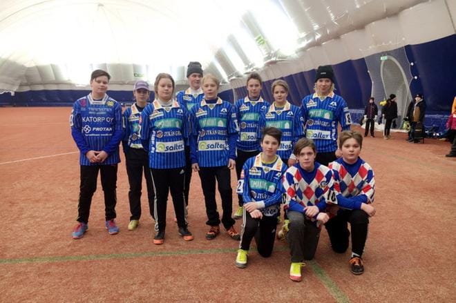 D-poikien -04 syntyneiden joukkue harjoitusottelun jälkeen Alajärven Pallohallissa. Ylärivi vasemmalta: Niko Raja-aho, Roni Nygård, Aleksi Yli-Sikkilä, Jere Peltomäki, Joni Ukonmäki, Santtu Mattila, Antti Isoniemi, Veeti Hämeenniemi. Alarivi vasemmalta: Veeti Hautala, Matti Herrala, Elias Särkinen (D-pojat -05). Kuvasta puuttuu Olavi Yli-Mannila.