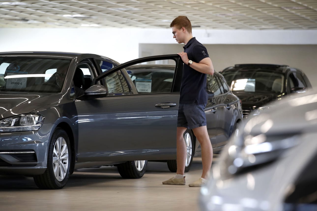 Automyyjä Valtteri Vienola esittelee Ruotsista tuotua vähän ajettua Volkswagenia asiakkaalle Vaihtokaara Oy:n Porin myymälässä. Golfin hinta on laskenut uuden hinnasta lähes 10 000 euroa.