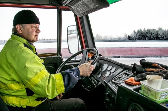 Kauhajoen moottorikerhon puheenjohtaja Timo Kujanpää jäädyttiin uudenvuodenaattona jääspeedwayrataa. Yhden kymmenen kuution kuorma-autosäiliöllisen levittämiseen meni aikaa puolitoista tuntia. KUVAT: JORMA HAVULA