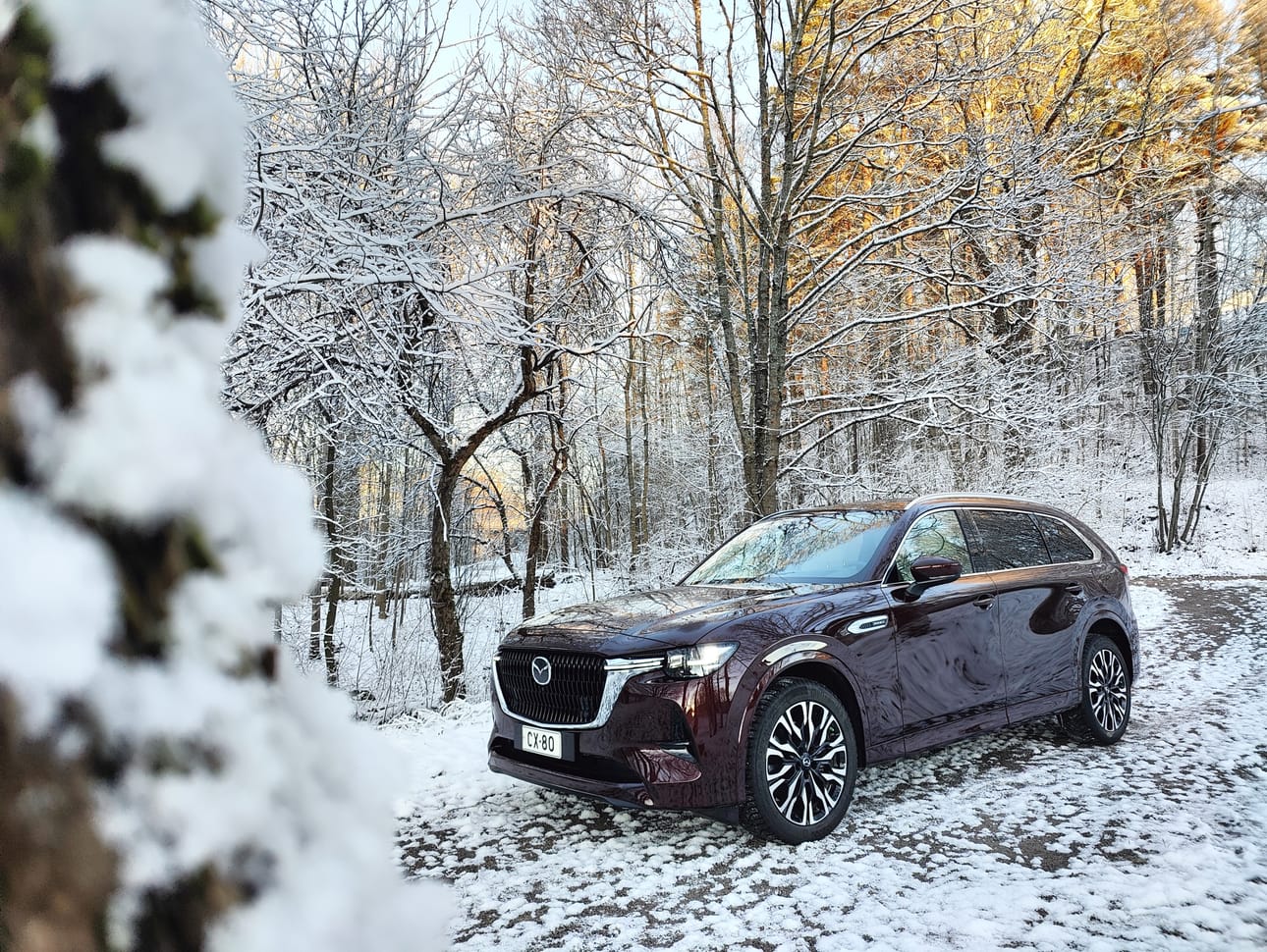 Mazda CX-80 on komea ilmestys ja erittäin tunnistettava juuri Mazdaksi. Auto liikkuu normaalitilassa 90-prosenttisesti takavedolla, mutta tarvittaessa vetosuhde jakautuu tasan 50:50. Kuva: Kari Pitkänen