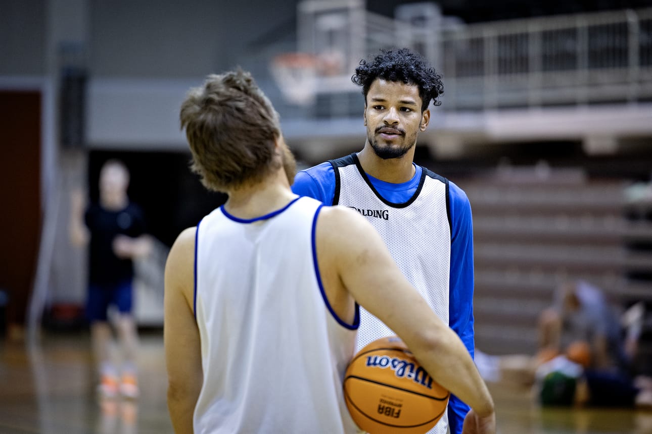 Anthony Roberson pelaa Suomessa ensimmäistä kertaa, mutta hänen isänsä Johnny pelasi Torpan Pojissa vuosina 1994–1995 ja siskonsa Ashlee samassa seurassa 2013–2014.