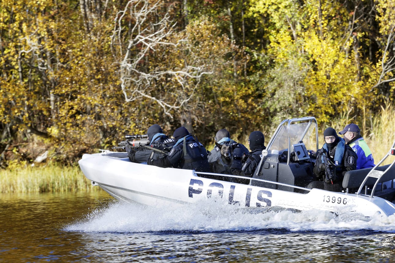 Poliisin vaativien tilanteiden erikoisryhmä harjoitteli Oulun edustalla maanantaina.
