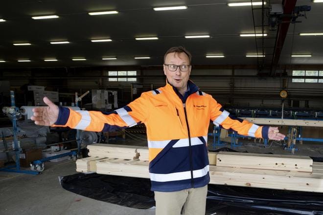 Finnlamellin liiketoimintajohtaja Markku Uotinen pitää puun jalostusasteen nostamista kansallisena tehtävänä. Häntä harmittaa se, että Suomesta viedään alhaisen jalostusasteen tuotteita Tanskaan, josta se palaa Suomeen moninkertaisella hinnalla. Kuvat: Jouni Hänninen
