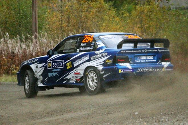Jari Koski ja Jukka-Pekka Vistinmäki vauhdissa Arvajan erikoiskokeella Jämsässä. KUVA: VESA RAUHALA