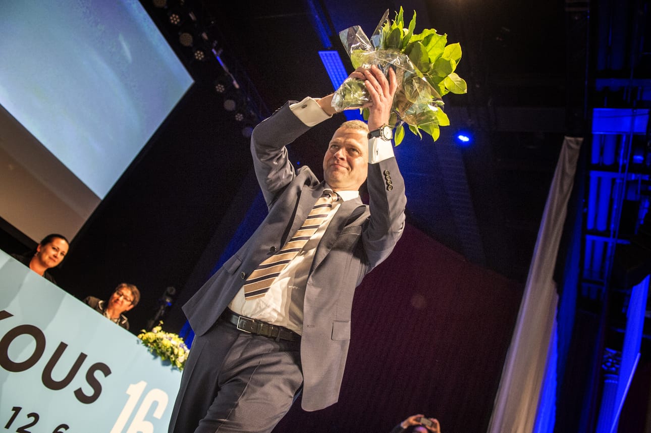 Kokoomuksen uusi puheenjohtaja Petteri Orpo sai vuolaat taputukset.