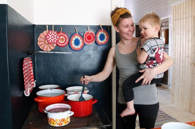 Leena Renko sanoo, että kaikki kodin huonekalut ja sisustustavarat ovat kierrätyskampetta. - On käsittämätöntä luonnonvarojen tuhlausta ostaa aina uutta. Sitä paitsi ei minulla olisi ollut varaakaan. KUVAT: ANU NAHKALA