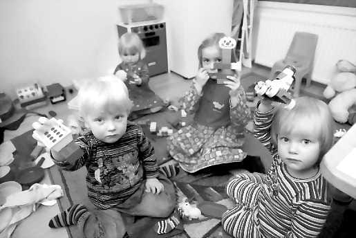 Näin meillä. Juuso Honkanen, 2, Jenni Hiltunen, 3,Niina-Maria Keväjärvi, 5, ja Petra Vanhanen, 2, leikkivät perhepäivähoidossa Taru Luoman luona.