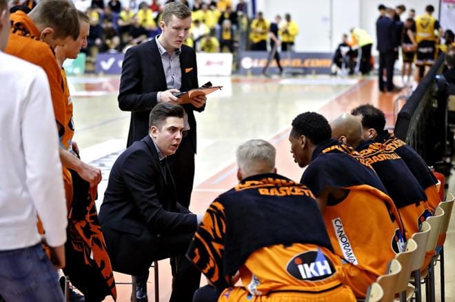 Karhu Basketin valmentaja Janne Koskimies (istumassa) kertoi joukkueen pelin Seagullsia vastaan olleen riemua aidoimmillaan ilman paineita. – Usko voittoon vahvistui, mitä pidemmälle peli meni, hän sanoi. ARKISTOKUVA: TOMI KOSONEN