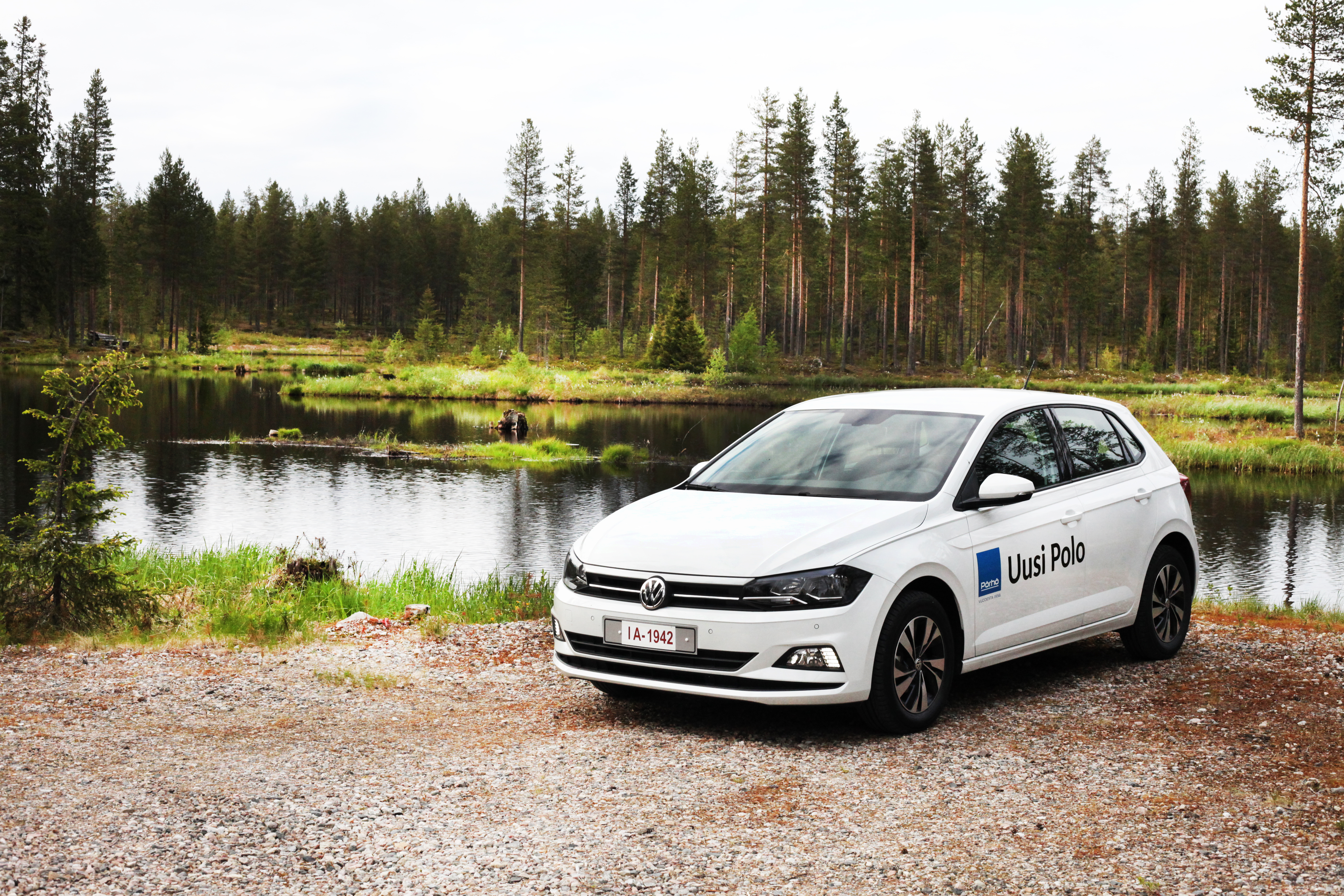 Volkswagen Polo on linjakkaan näköinen myös Koillismaalaisessa luonnossa.
