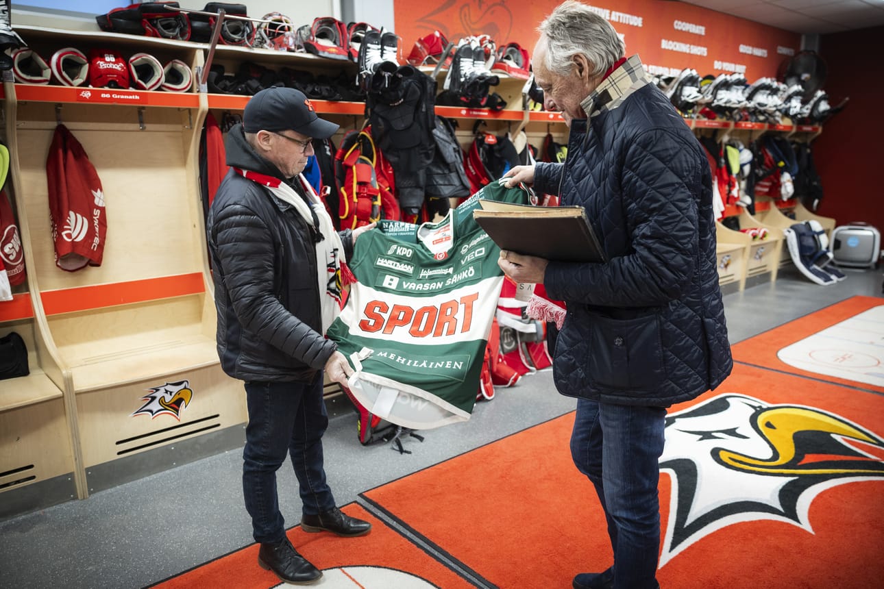 Kaj Björkman (vas.) ja Lasse Skog esittelevät Sportin liigajoukkueen kuluvan kauden kolmospaitaa.