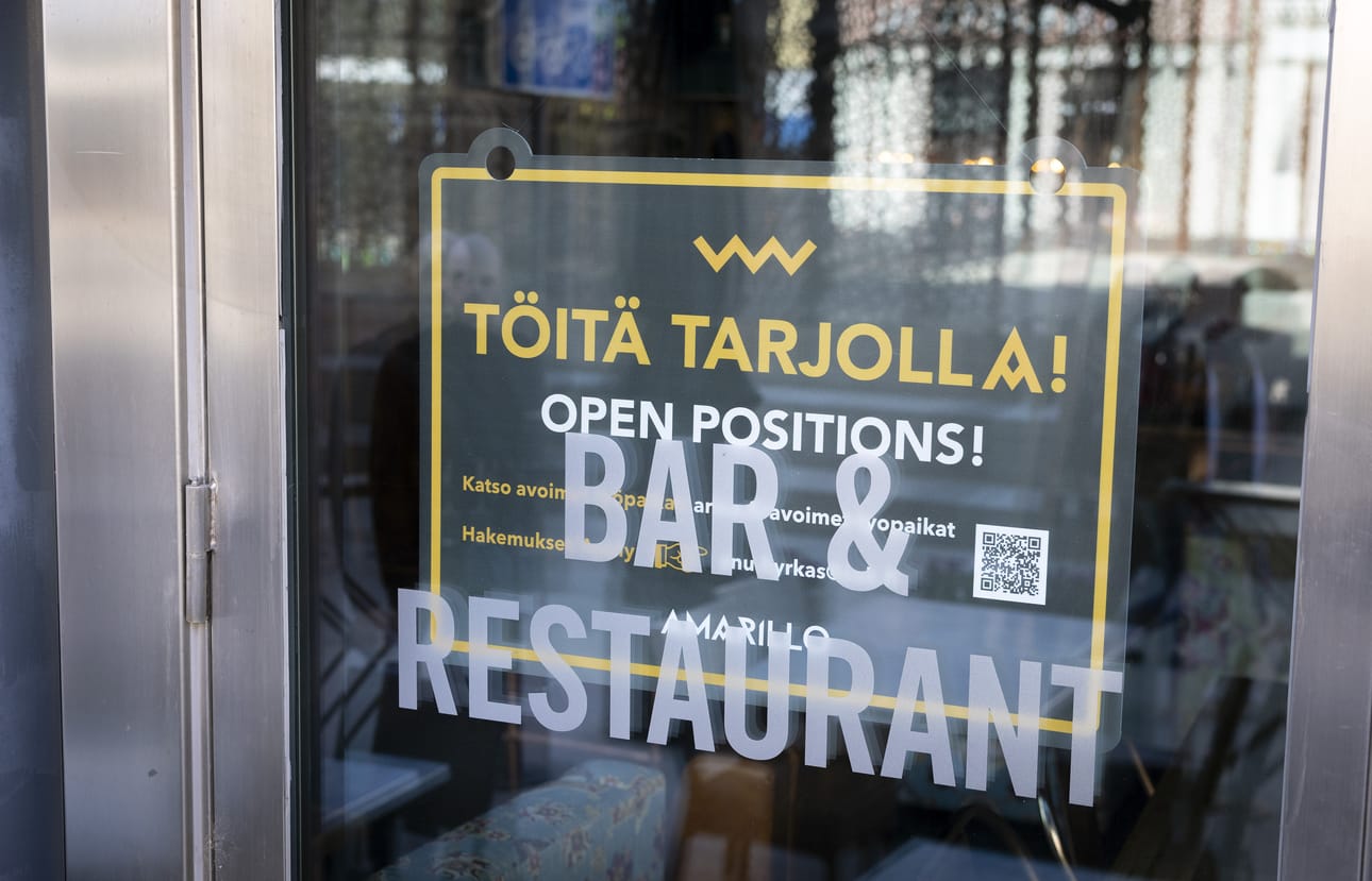 Ravintola Amarillo on lisännyt ikkunaansa työnhakuilmoituksen.