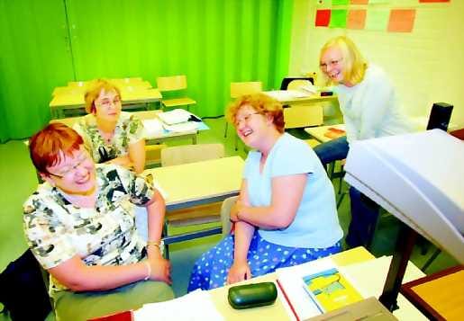 Kurssilla mukava ilmapiiri. Tuula Niska (edessä vasemmalla), Tarja Lammi (oik.) sekä Annikka Mäkelä (takana vas.) kiittävät kesäyliopiston ruotsin kurssia tehokkaaksi ja tiiviiksi. Ida Kunnari opettaa ruotsia kolmatta kesää.