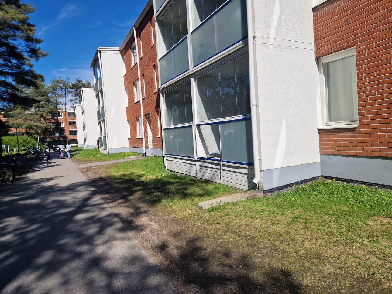 Lukijan lähettämässä kuvassa näkyy hirven rikkoma parvekelasi.