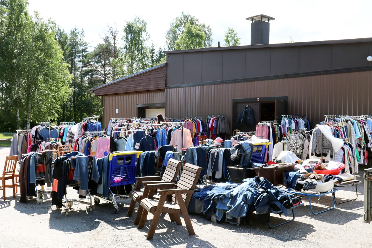 Tavarat levittäytyvät aurinkoisina päivinä myös kirpputorin edustalle rekeissä, kauppakärryissä, laatikoissa ja kylpyammeissa.